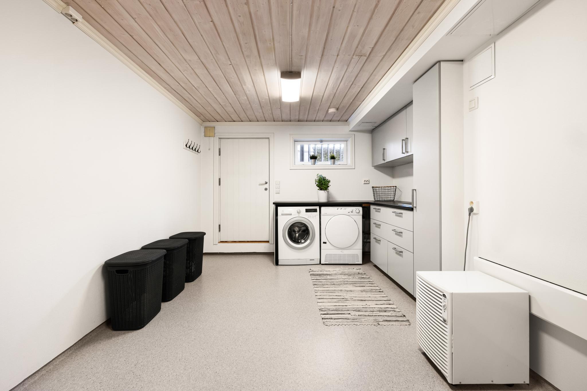 kjeller inngang med oppbevaring 